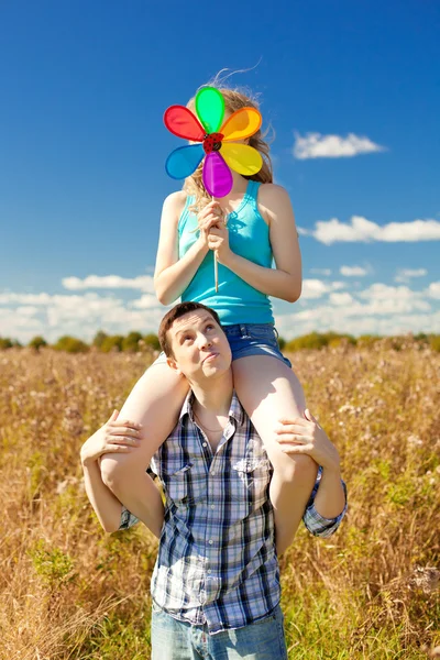 Glada unga vuxna par i kärlek på fältet. två, man och wom — Stockfoto