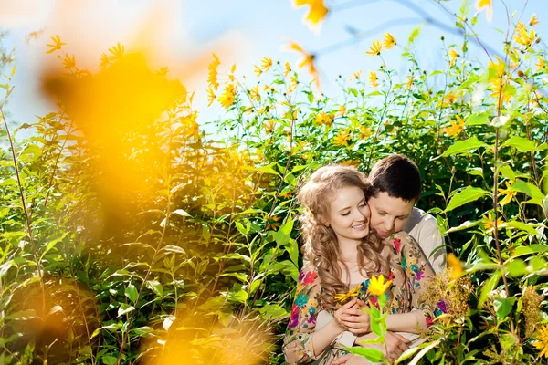 Szczęśliwa młoda para dorosłych w miłości na polu. dwa, człowiek i wom — Zdjęcie stockowe
