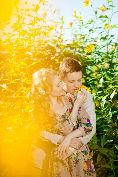 Feliz pareja de jóvenes adultos enamorados en el campo. Dos, hombre y mujer — Foto de Stock