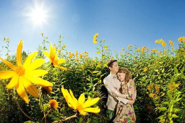 Szczęśliwa młoda para dorosłych w miłości na polu. dwa, człowiek i wom — Zdjęcie stockowe