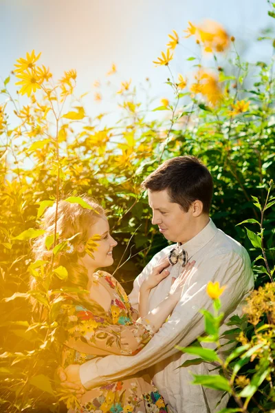 Feliz casal de jovens adultos apaixonados no campo. Dois, homem e mulher. — Fotografia de Stock