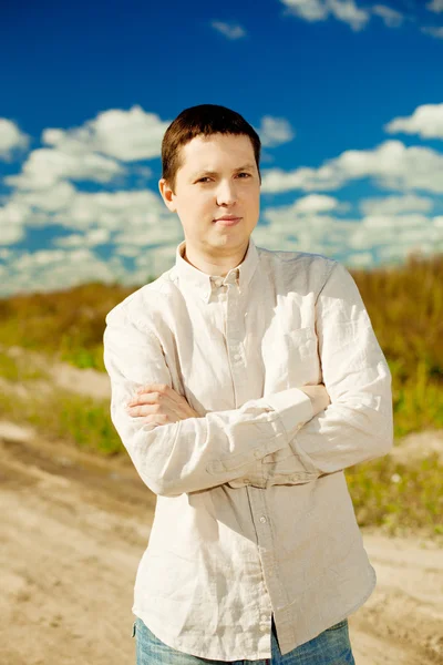 Dışarıda genç bir adam portresi — Stok fotoğraf