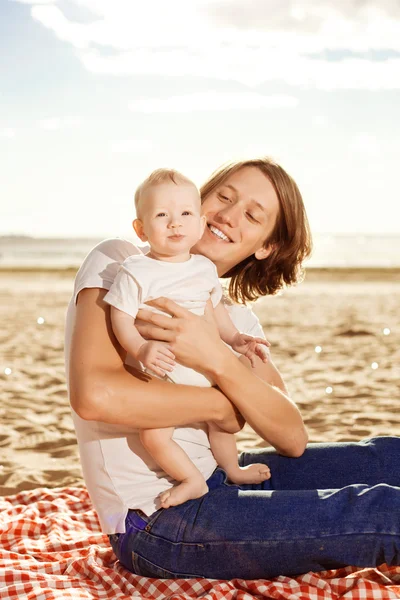 Una famiglia felice. Bambino con padre — Foto Stock