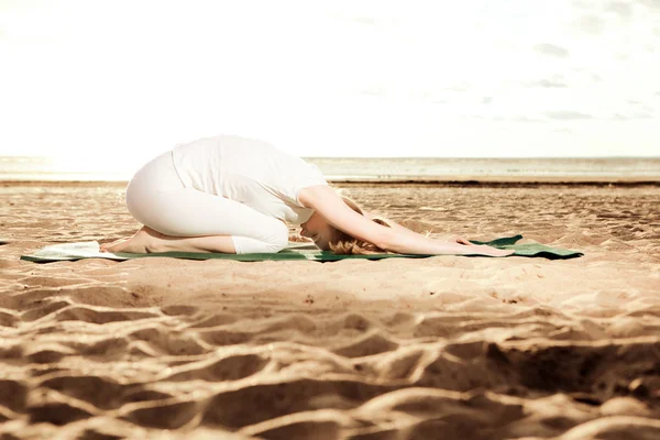 Κοπέλα όμορφη slim πρακτικές γιόγκα στην παραλία της sunris — Φωτογραφία Αρχείου