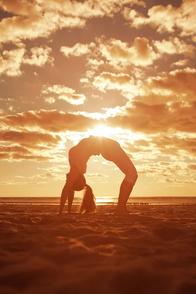 Ung vacker smal kvinna silhuett praxis yoga på stranden — Stockfoto