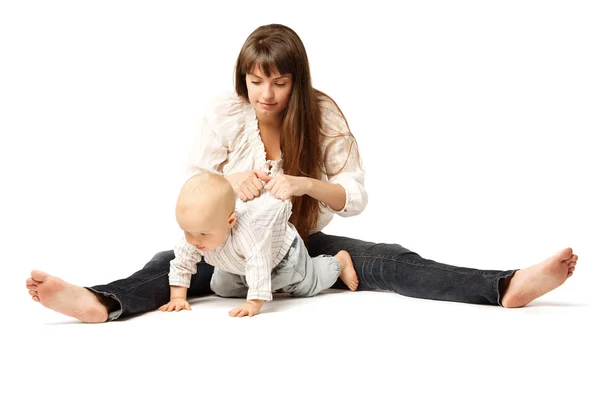 Un chico con su madre. Mamá con el bebé en sus brazos. Abrazo familiar. Bebé. — Foto de Stock