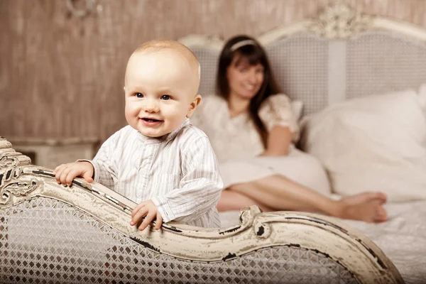 Madre con un bambino piccolo al suo interno. Famiglia sorridente nel — Foto Stock