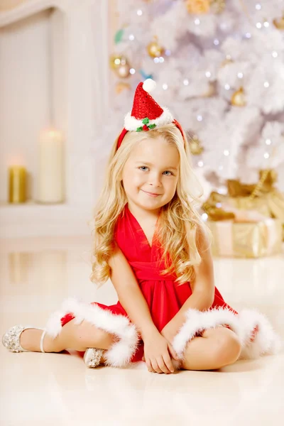 Linda menina Papai Noel perto da árvore de Natal. Menina feliz — Fotografia de Stock