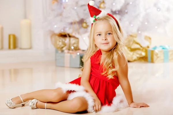 Hermosa niña Santa cerca del árbol de Navidad. Chica feliz —  Fotos de Stock