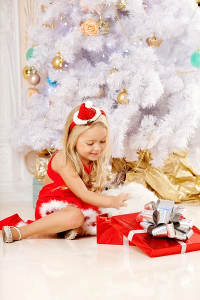 Hermosa niña Santa cerca del árbol de Navidad. Chica feliz —  Fotos de Stock