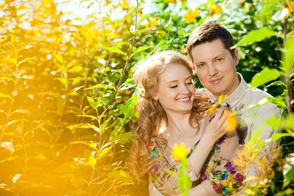 Feliz pareja de jóvenes adultos enamorados en el campo. Dos, hombre y mujer Fotos de stock libres de derechos