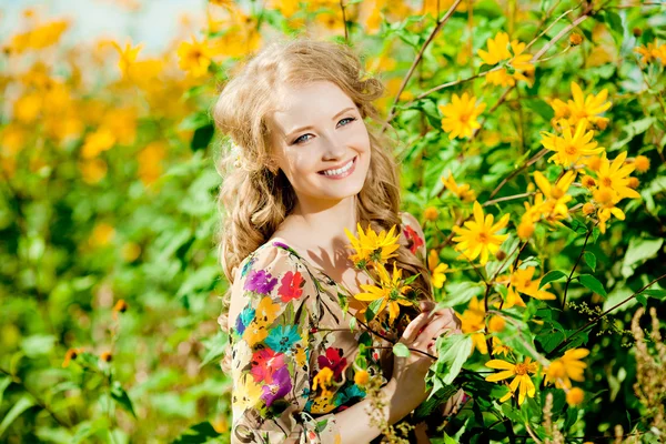 꽃과 피 정원에서 젊은 아름 다운 웃는 여자 로열티 프리 스톡 이미지