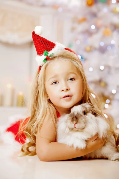 Belle petite fille du Père Noël près du sapin de Noël. Fille heureuse — Photo