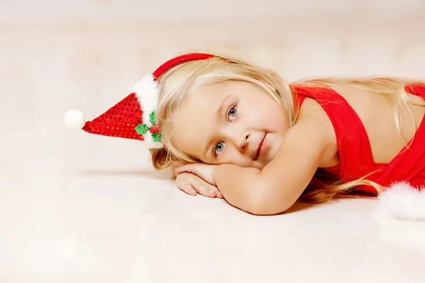 Linda menina Papai Noel perto da árvore de Natal. Menina feliz — Fotografia de Stock