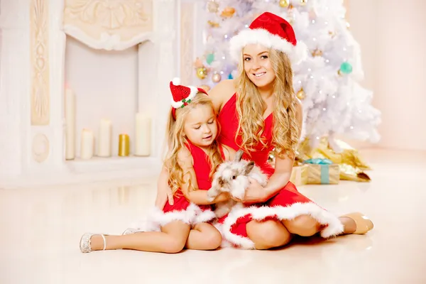 Anne ve kızı giyinmiş santa Noel kutlaması. Aile — Stok fotoğraf