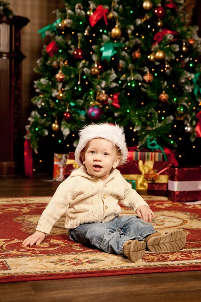 Bebê perto da árvore de Natal. Menino comemorando o Natal . — Fotografia de Stock