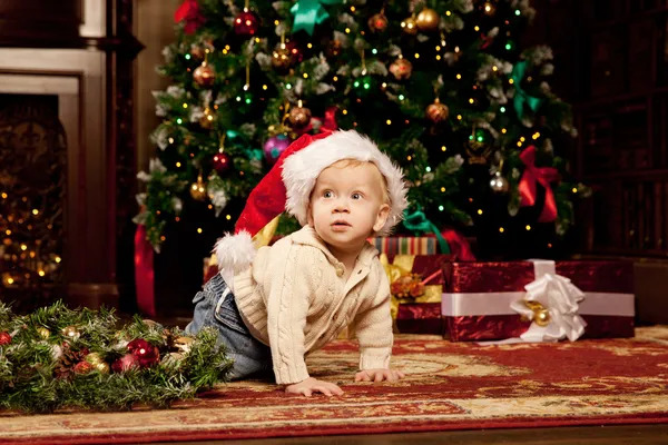 Baby neben dem Weihnachtsbaum. Kleiner Junge feiert Weihnachten. — Stockfoto