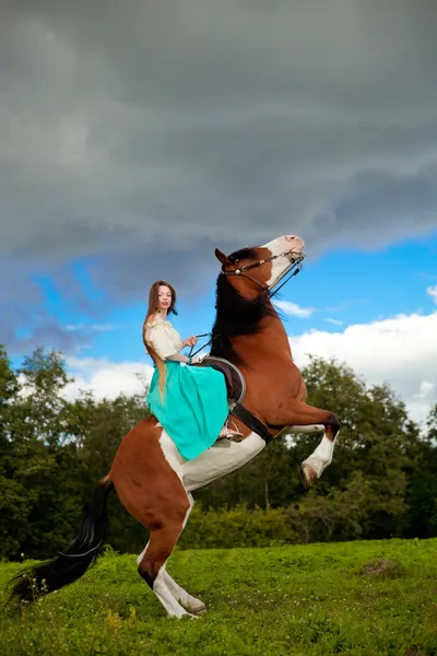 Belle femme avec un cheval dans le champ. Fille sur une ferme avec un — Photo