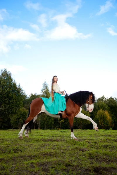 美丽的女子和一匹马在该字段中。在农场上的女孩 — 图库照片
