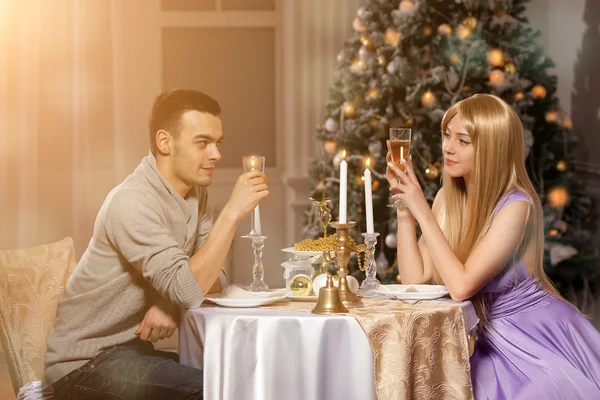 Dos amantes en una cena romántica a la luz de las velas. Hombre y mujer a — Foto de Stock