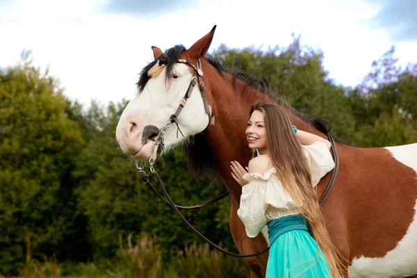 野の馬と美しい女性。ファームでの少女、 — ストック写真