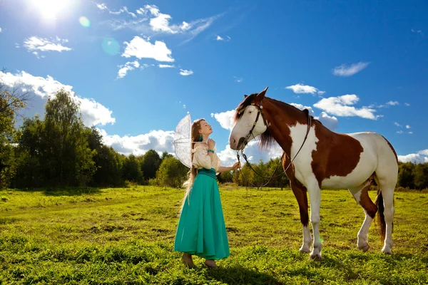 野の馬と美しい女性。ファームでの少女、 — ストック写真