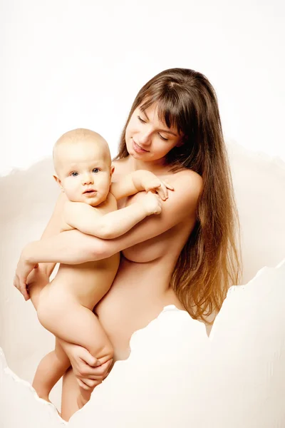 Un chico con su madre en el huevo. Mamá con el bebé en sus brazos. Famil —  Fotos de Stock