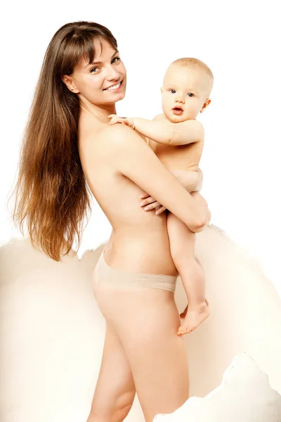 Малюк з матір'ю в яйці. Мама з дитиною на руках. Сім'я — стокове фото