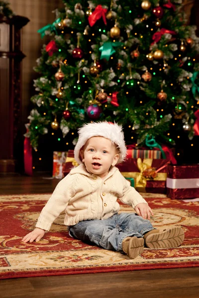Bebé cerca del árbol de Navidad. Niño celebrando la Navidad . Imagen De Stock