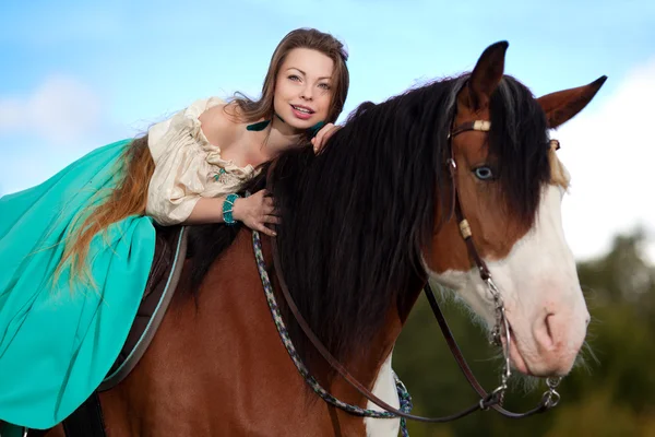 Piękna kobieta z koniem w polu. dziewczyna na farmie z Obraz Stockowy