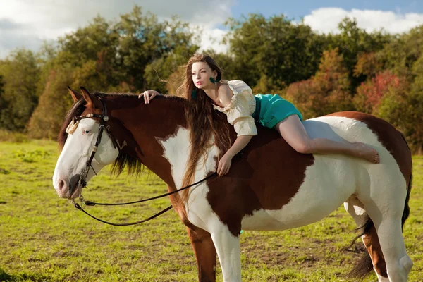 Hermosa mujer con un caballo en el campo. Chica en una granja con un Fotos De Stock Sin Royalties Gratis