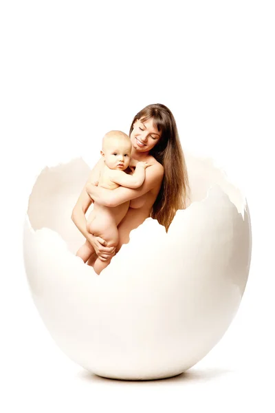 Un chico con su madre en el huevo. Mamá con el bebé en sus brazos. Famil Fotos de stock libres de derechos