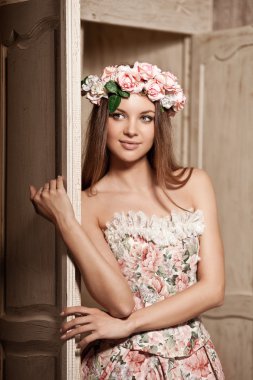 Vintage lüks genç gülümseyen güzellik kadın elbise içinde zarif