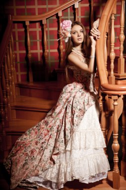 Vintage lüks genç gülümseyen güzellik kadın elbise içinde zarif