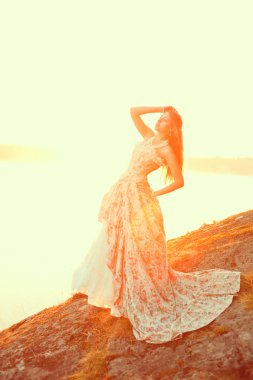 lüks kadın uzun vintage elbise Gölü yakınındaki bir ormanda.