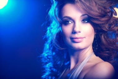 Lüks pahalı iç bir genç kadın. Kusursuz mak ile kız