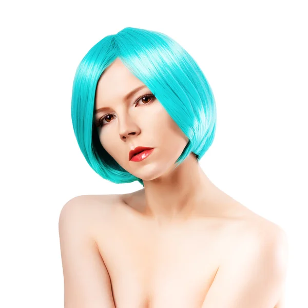 Schöne junge Frau mit luxuriösen blauen Haaren. Mädchen mit frischem Ski — Stockfoto