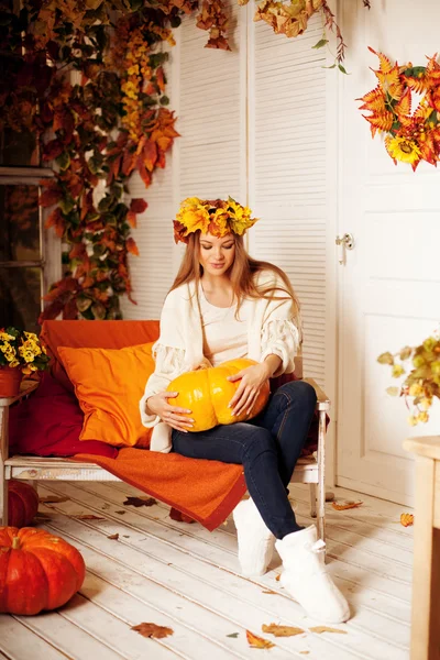 Krásná podzimní žena s úsměvem na verandě, žluté a oranžové — Stock fotografie