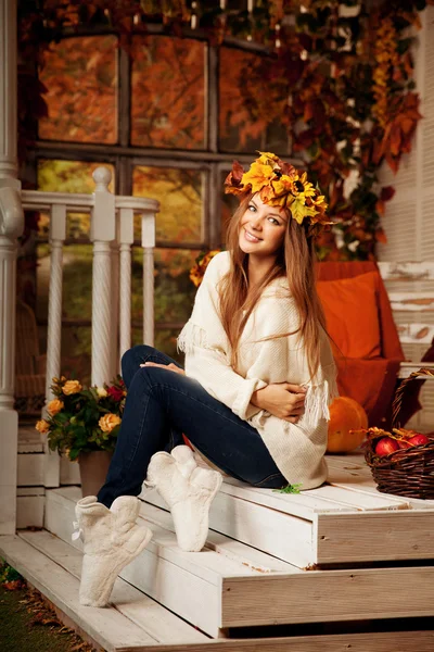 Schoonheid herfst vrouw die lacht op de veranda van geel en oranje au — Stockfoto