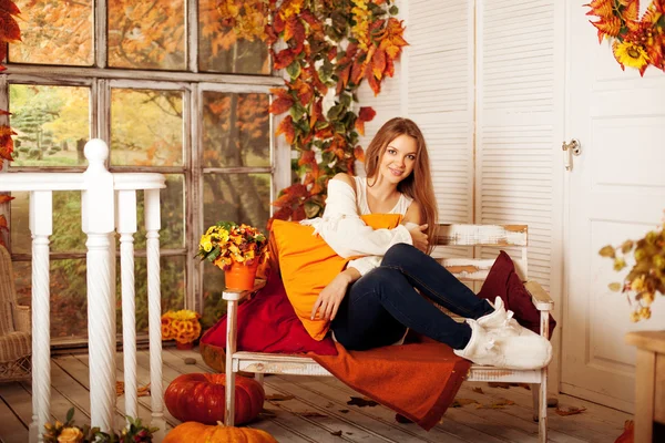 Beauty autumn woman smiling on the porch of yellow and orange au — Stock Photo, Image