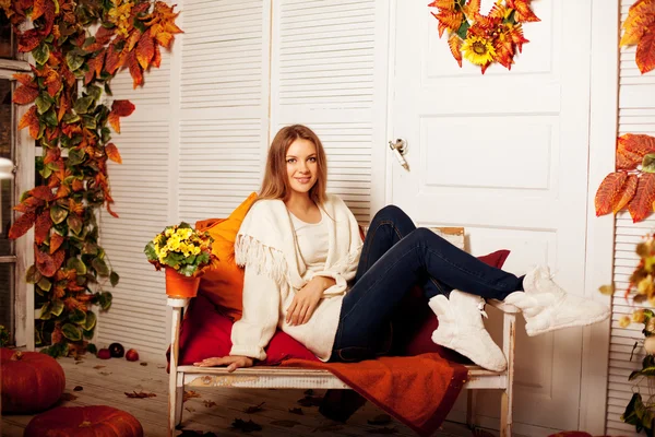 Beauty autumn woman smiling on the porch of yellow and orange au — Stock Photo, Image