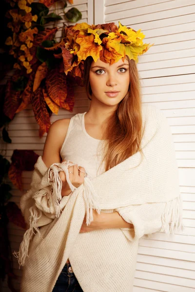 Schönheit Herbst Frau lächelnd auf der Veranda von gelb und orange au — Stockfoto