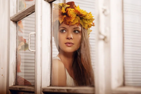 Belleza mujer otoño sonriendo en el porche de amarillo y naranja au —  Fotos de Stock