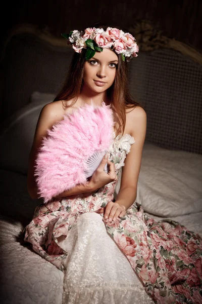 Luxo jovem sorrindo mulher beleza em vestido vintage em elegante em — Fotografia de Stock