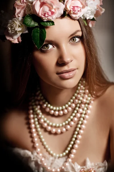 Lujo joven mujer de belleza sonriente en vestido vintage en elegante en — Foto de Stock