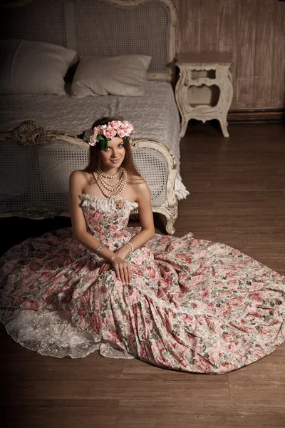 Розкішна молода усміхнена красуня в старовинній сукні в елегантному — стокове фото