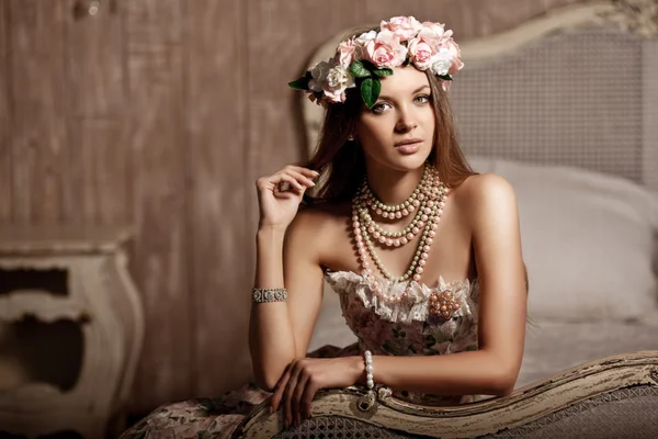 Luxo jovem sorrindo mulher beleza em vestido vintage em elegante em — Fotografia de Stock