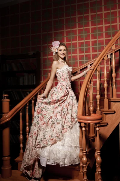 Joven mujer hermosa sonriente de lujo en vestido vintage en elegante — Foto de Stock