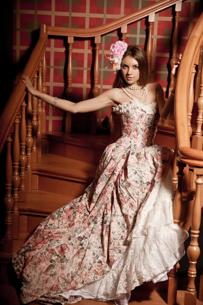 Joven mujer hermosa sonriente de lujo en vestido vintage en elegante — Foto de Stock