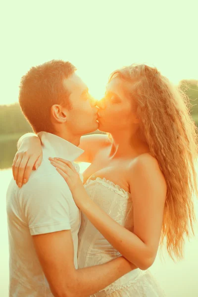 Milující pár objímání na jezeře. krása mladá žena a muž — Stock fotografie